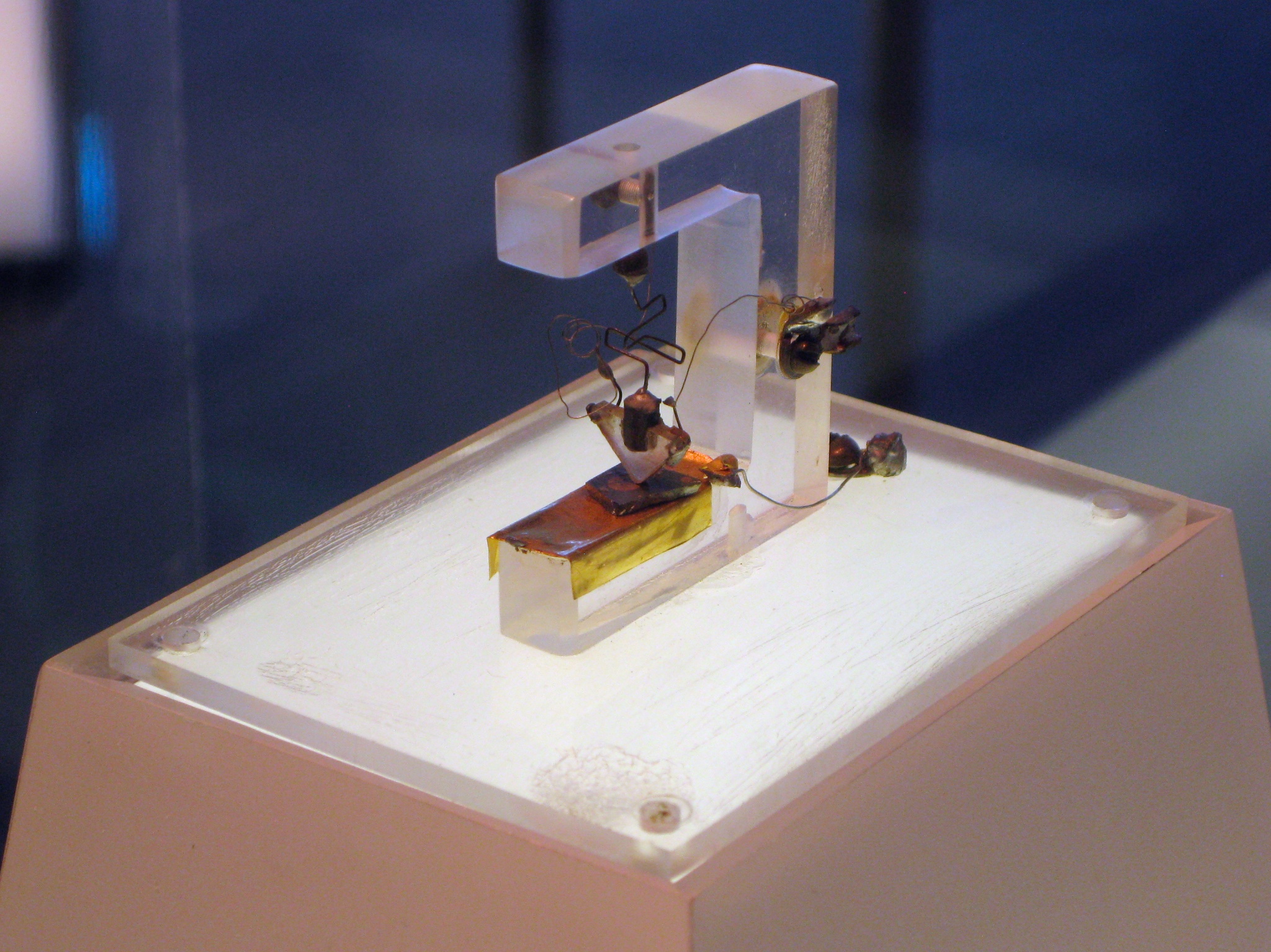 The preserved first point-contact transistor